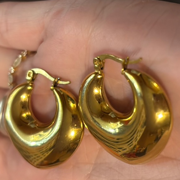 NWOT Gold Crescent Hoop Earrings - Picture 7 of 8